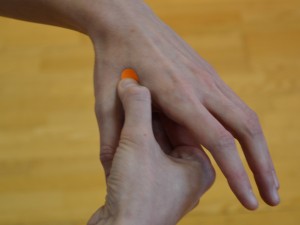Združena dolina - Hoku (Li 4) Lokacija: Med palcem in kazalcem na zunanji strani roke. Poiščite najvišjo točko mišice, ko sta palec in kazalec skupaj.