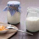 Jogurt in pinjenec vsebujeta snovi, ki preprečujejo razrast škodljivih bakterij in s tem uravnavata črevesno floro.