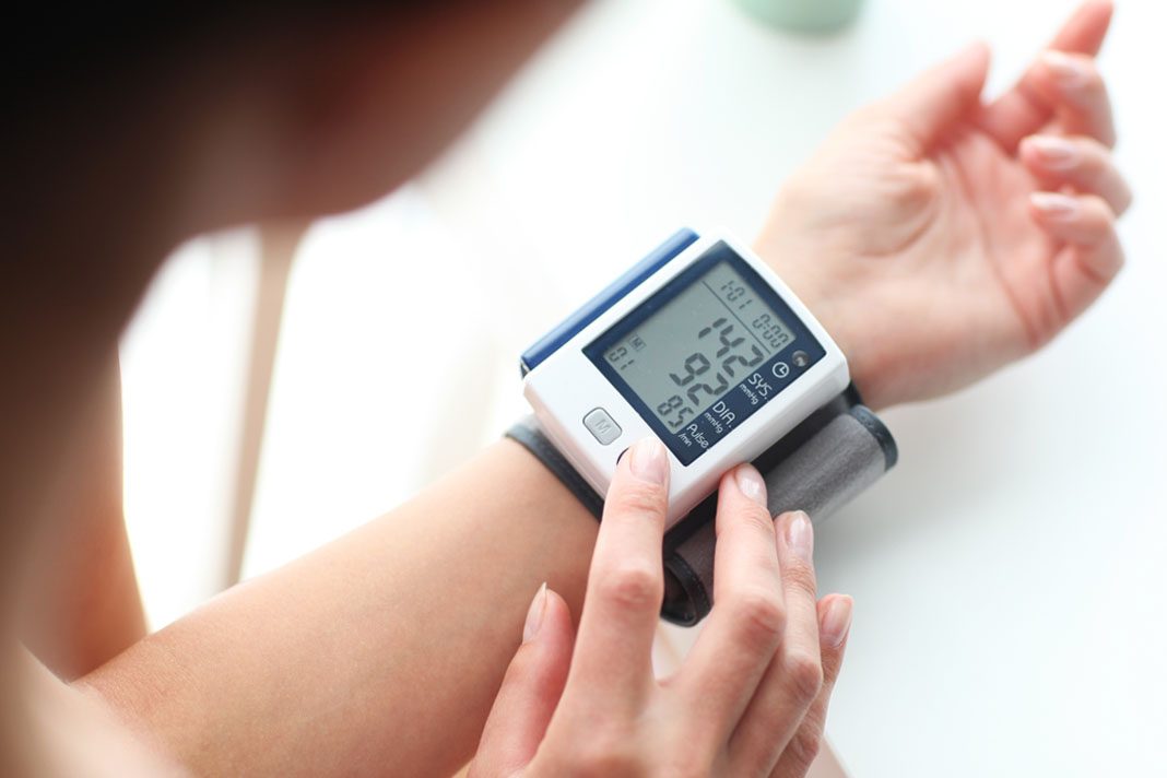 normalen krvni tlak pri starejših esencijalna hipertenzija je